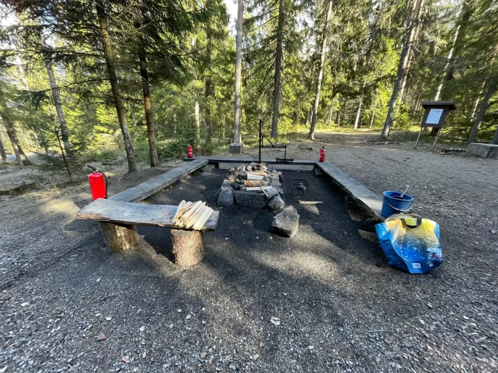 Nuotiopaikka ja turvalliset sammutusvälineet.