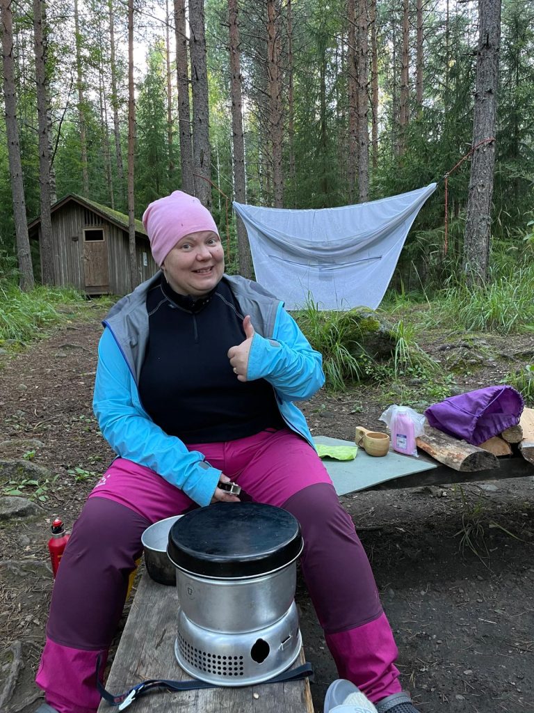 Siru Virlander tekemässä ruokaa Trangialla