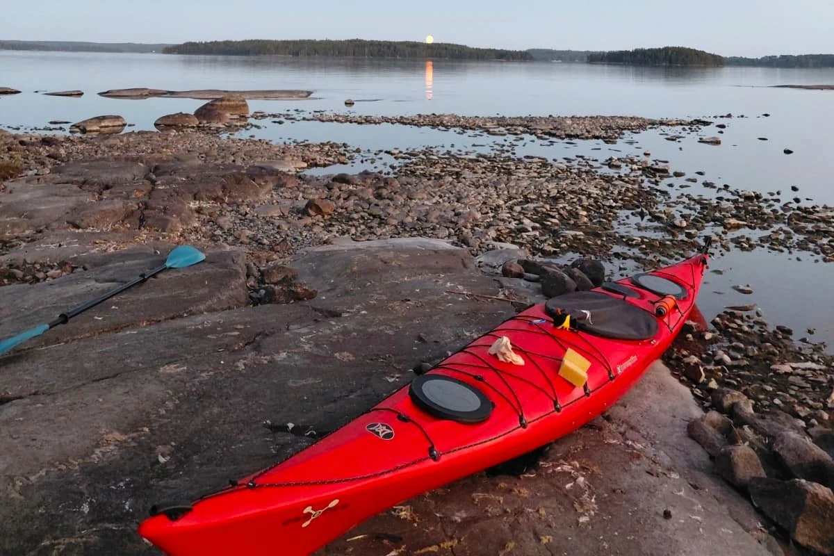 Ohjatut retket luonnossa voivat näyttää esimerkiksi tältä! Kuvassa kajakki Asikkalan vesillä.